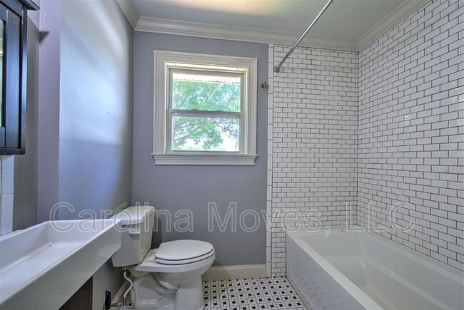 Building Photo - 1760 Memorial Dr Ext