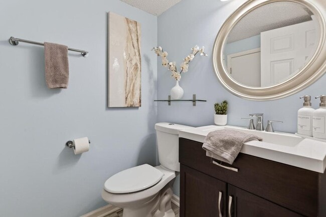 Building Photo - 805 Old Bridge Rd