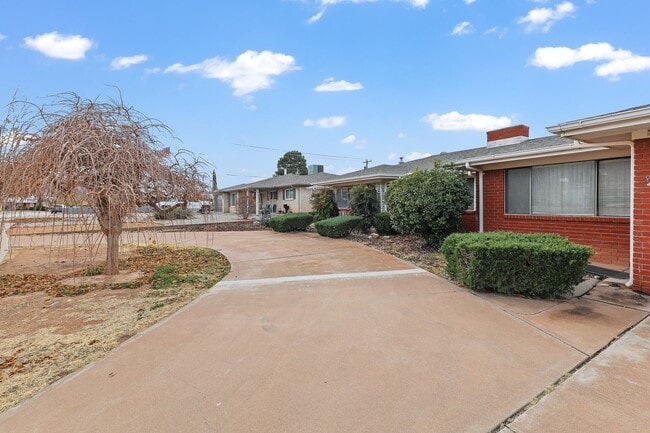 Building Photo - 3 Bedroom 2 Bath Conveniently Located House!