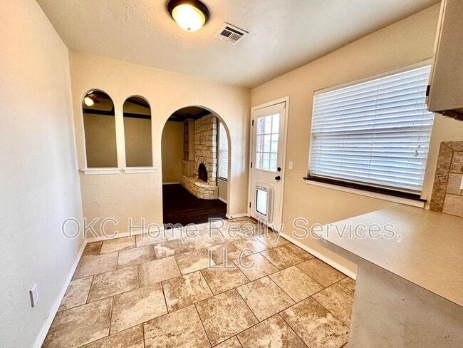 Building Photo - 401 S Bouziden Dr