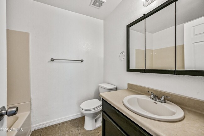 Building Photo - 435 E Vine Ave