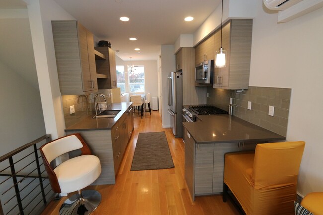 Building Photo - Ballard Townhome, 2 bed/2.5 bath, Roof Top...