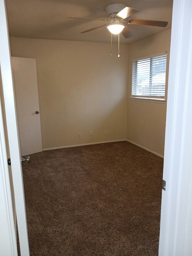 Building Photo - 801 Betsy Ross Dr
