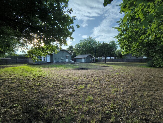Building Photo - 206 S Elm St