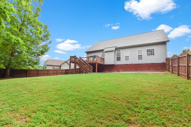 Building Photo - Dog Friendly Three Bedroom with Bonus!
