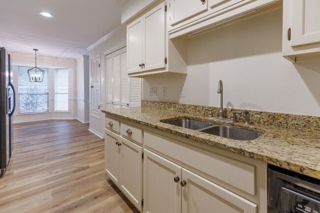 Building Photo - 3/2 Townhouse near USA! GATED! Students Welcome!