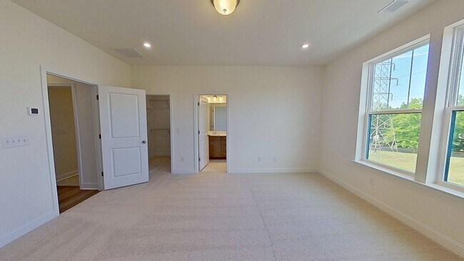 Building Photo - 645 District Ct