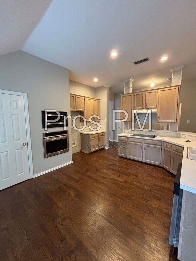 Building Photo - 2921 Meadow Glen Dr
