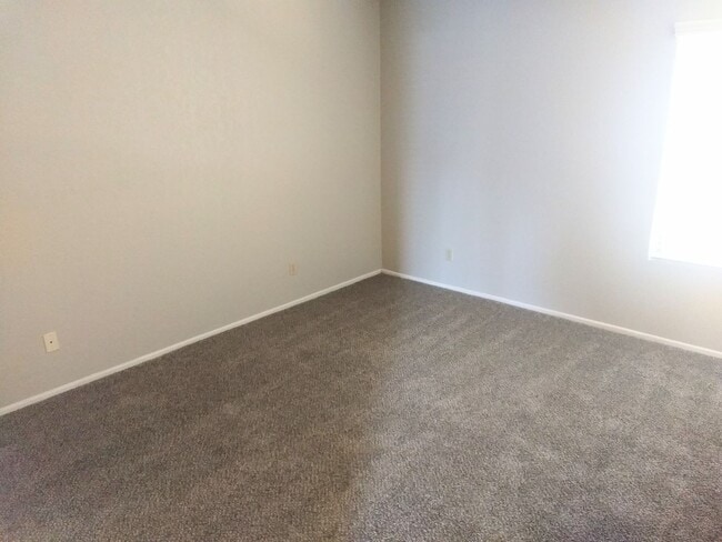 Building Photo - Spacious Two Bedroom Two Bathroom Condo