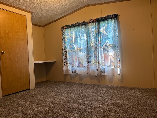 Building Photo - Move-In Ready Year-Round Home in a Quiet Location