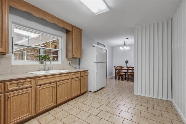 Building Photo - 1917 Sharon Rd