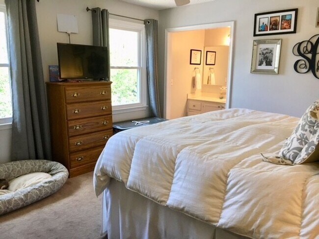 Building Photo - 2BD + Office Space/2.5 Bath - Townhome in ...