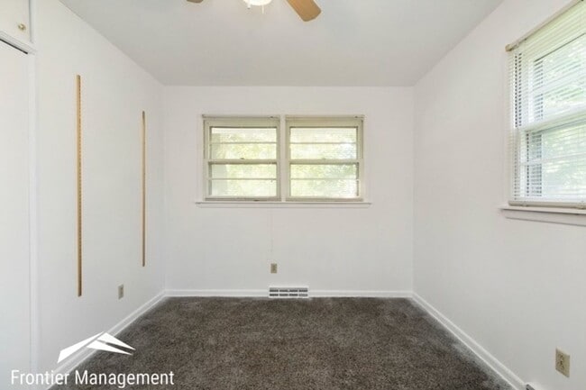 Building Photo - 1733 Vaughn Dr