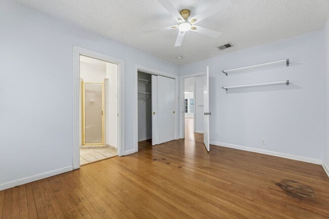 Building Photo - Nicely Updated 3/2 in Hyde Park
