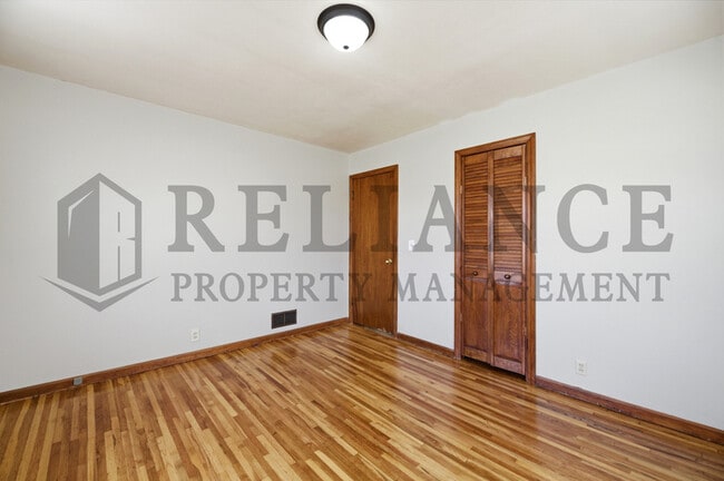 Building Photo - 2242 S Ridgewood Dr