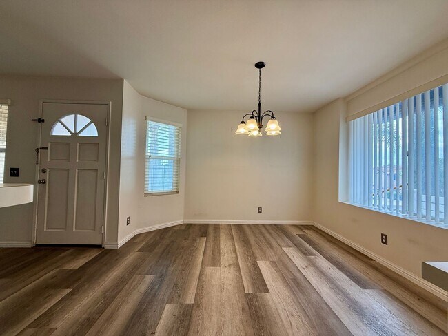 Building Photo - Spacious 2 BED 2 BATH Condo! Two-Car Tandem Garage! Central AC! In Unit Washer/Dryer!