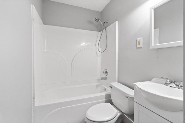 Building Photo - Move-In Special Available! Newly Renovated...