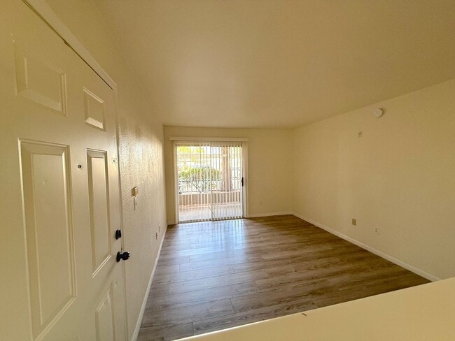 Building Photo - Spacious 1bed/1bath copndo on the 1st floor!