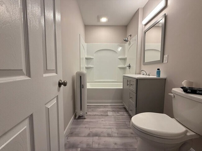 Building Photo - 1301 Main St