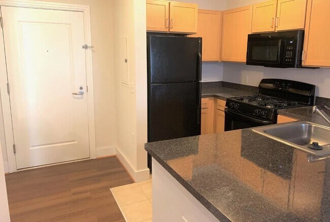 Building Photo - Short Walk to the Wharf! - Professionally Managed  and Spacious 1BR With Monument Views