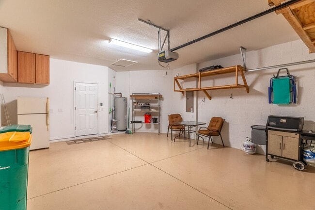 Building Photo - Available Pet Friendly Annual in Artesia!