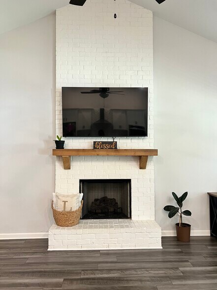 Building Photo - 8001 Hayfields Rd