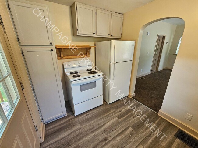 Building Photo - Charming 3-Bedroom Home with Covered Front...