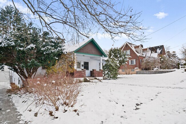 Building Photo - SCORE 50% OFF 1ST MONTH'S RENT IF SIGNED BY DEC 24! Stunning 3 bedroom home in East Pittsburgh av...