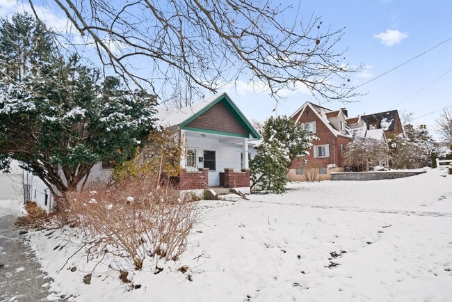 Building Photo - Stunning 3 bedroom home in East Pittsburgh available now!