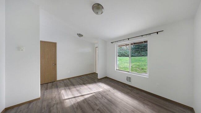 Building Photo - 3 Bed 2 Bath - 5 Acres - Large Living Room - Office - Pet Friendly - Groups