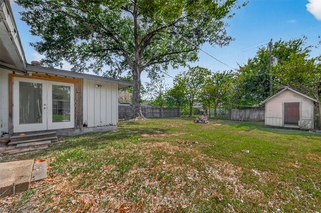 Building Photo - 3214 Longwood Dr