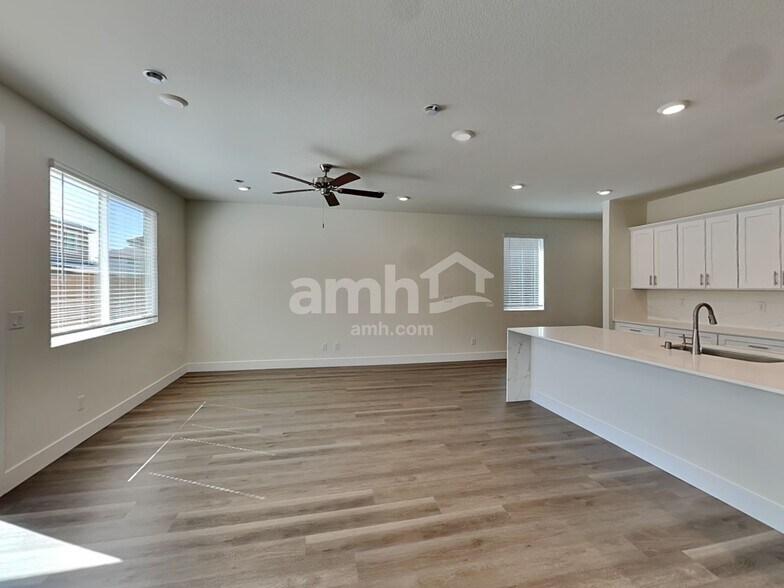 Building Photo - 10380 Bee Balm St