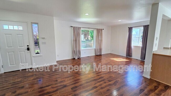 Building Photo - 1733 N Wycoff Ave