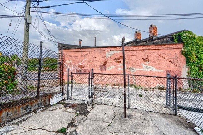 Building Photo - 1527 N Stricker St