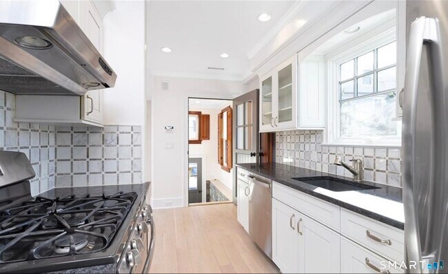 Building Photo - 56 1/2 Roton Ave