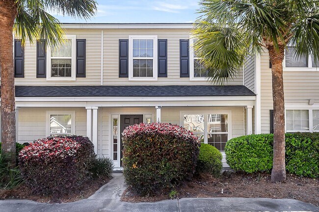 Building Photo - Easy, Modern Comfort in a Prime Charleston Location!