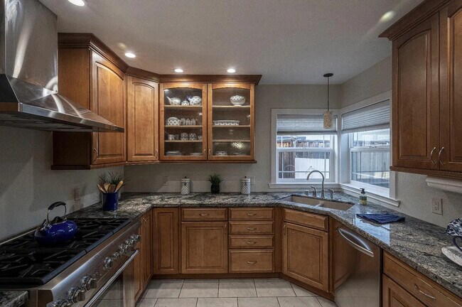 Building Photo - 1915 Washington St