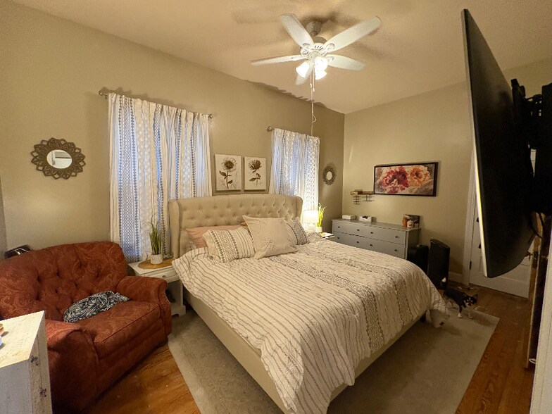 Building Photo - 940 S Cedar St