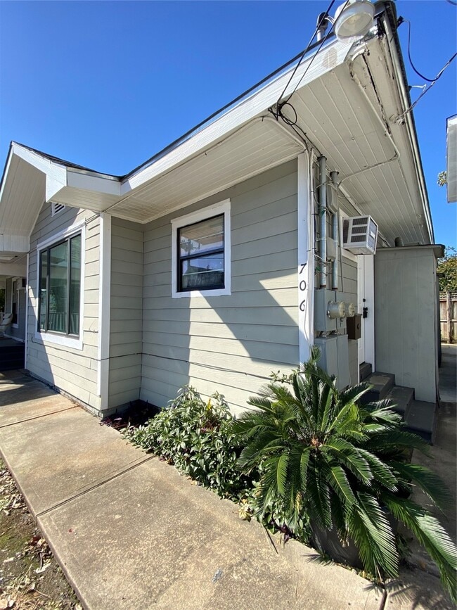 Building Photo - 706 Dumble St