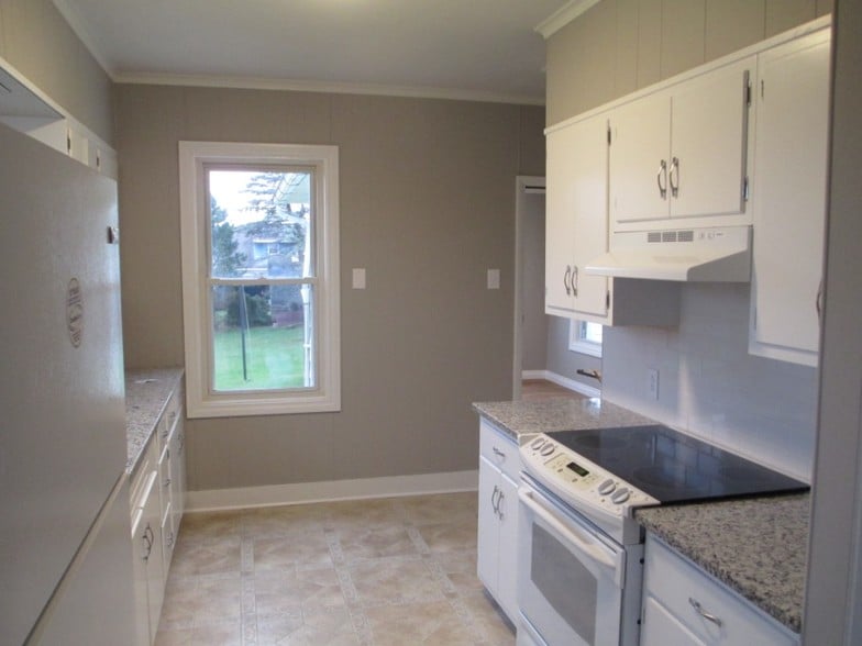 Updated Kitchen - 89 Burrstone Rd
