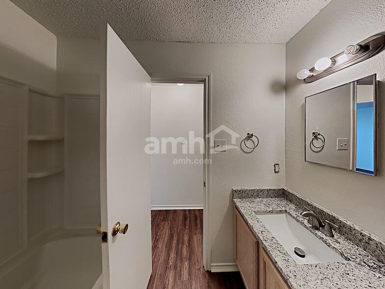 Building Photo - 16656 Jasmine Springs Dr