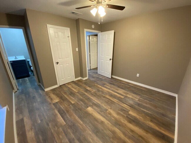 Building Photo - 3 Bedroom Home is Ennis!