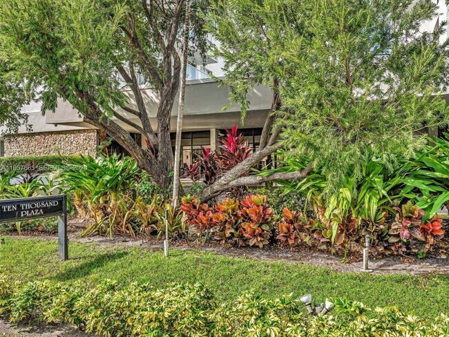 Building Photo - 10000 W Bay Harbor Dr