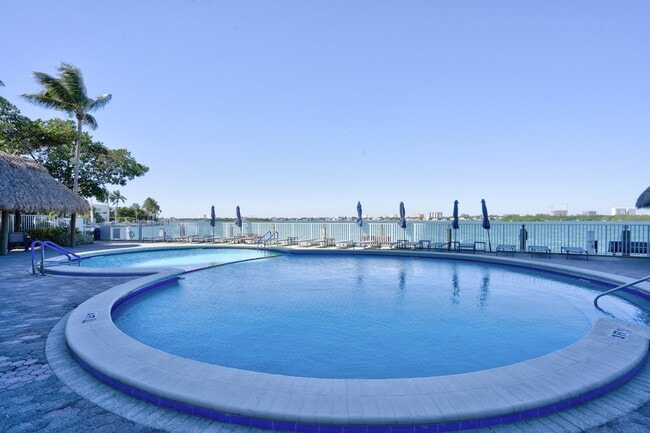 Building Photo - 10350 W Bay Harbor Dr