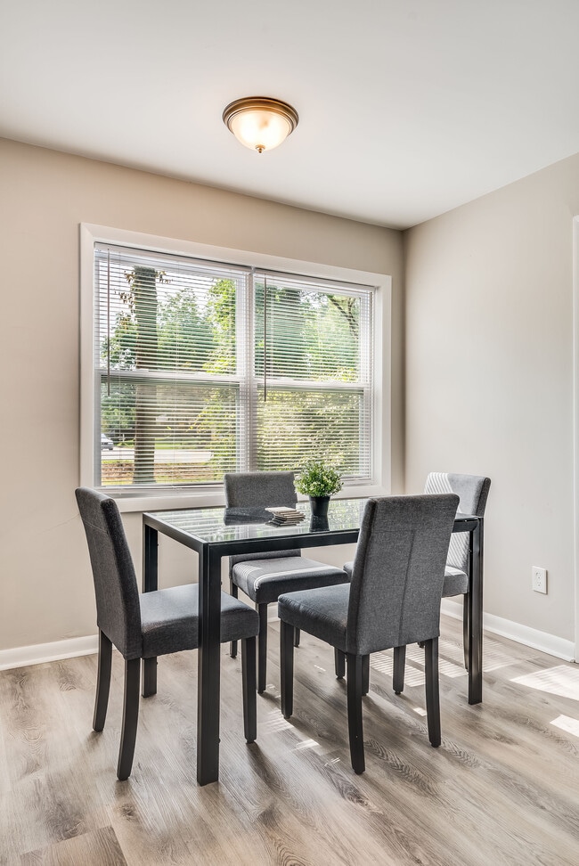 Building Photo - 2265 Columbia Dr