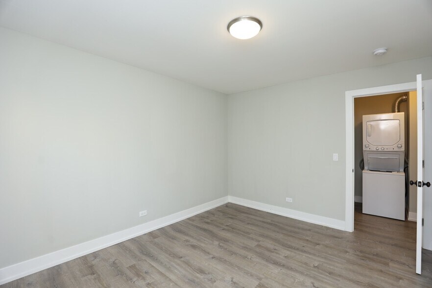 Building Photo - 533 W Surf St