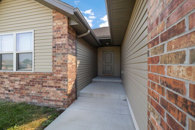 Building Photo - 4 Bedroom Home in Republic with fence!