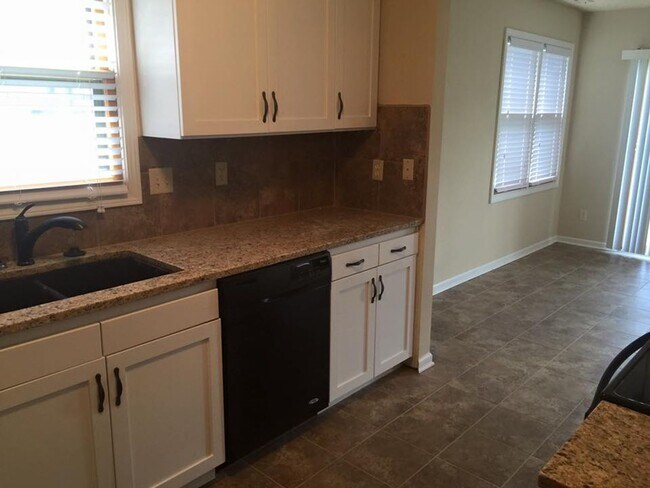 Building Photo - Updated 3bed 2 bath with fenced in yard!