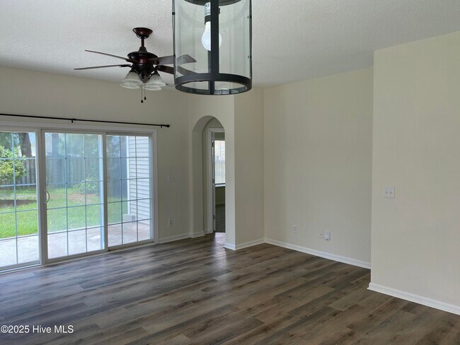 Building Photo - 1004 Foxridge Way