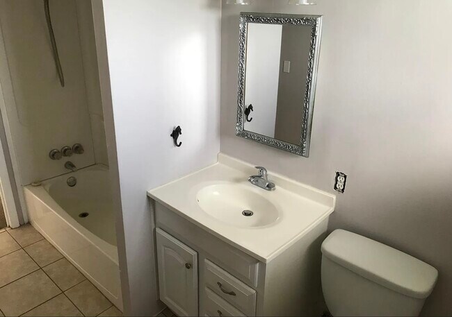 Building Photo - Gem of an apartment right on the coast! Wo...